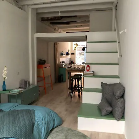 Luxe Toplocatie! Monument Hartje Centrum Dordrecht, 2 Badkamers, 2 Keukens, Tuintje *