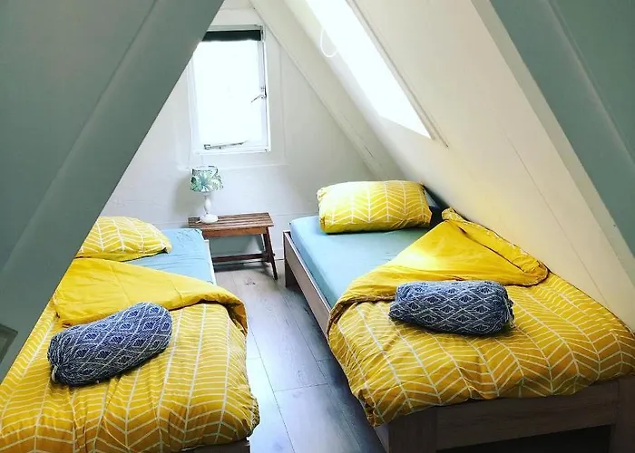 Luxe Toplocatie! Monument Hartje Centrum Dordrecht, 2 Badkamers, 2 Keukens, Tuintje *