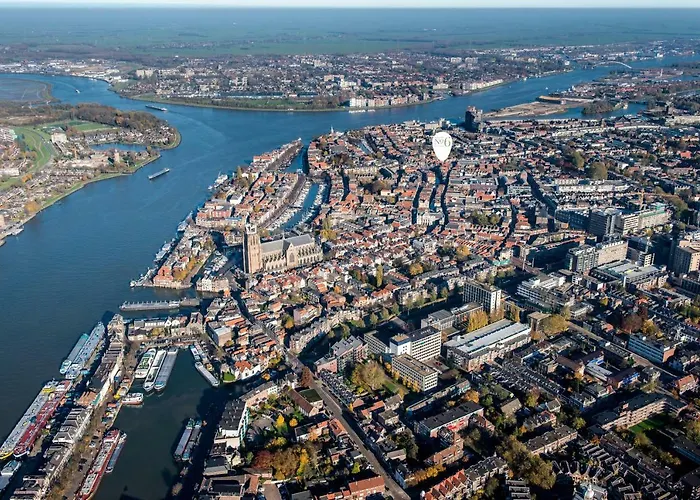 Luxe Toplocatie! Monument Hartje Centrum Dordrecht, 2 Badkamers, 2 Keukens, Tuintje Дордрехт